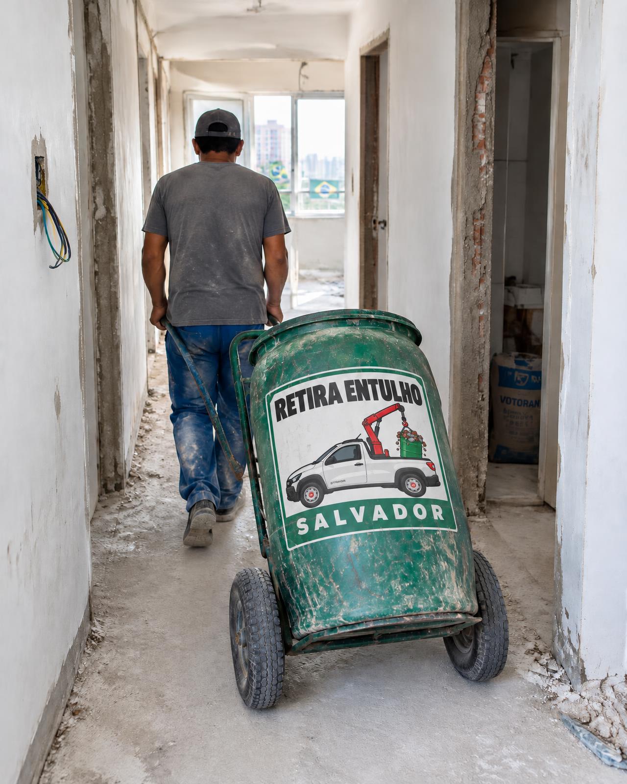 Tonel verde com logomarca Retira Entulho SALVADOR sendo levado por um corredor de obra